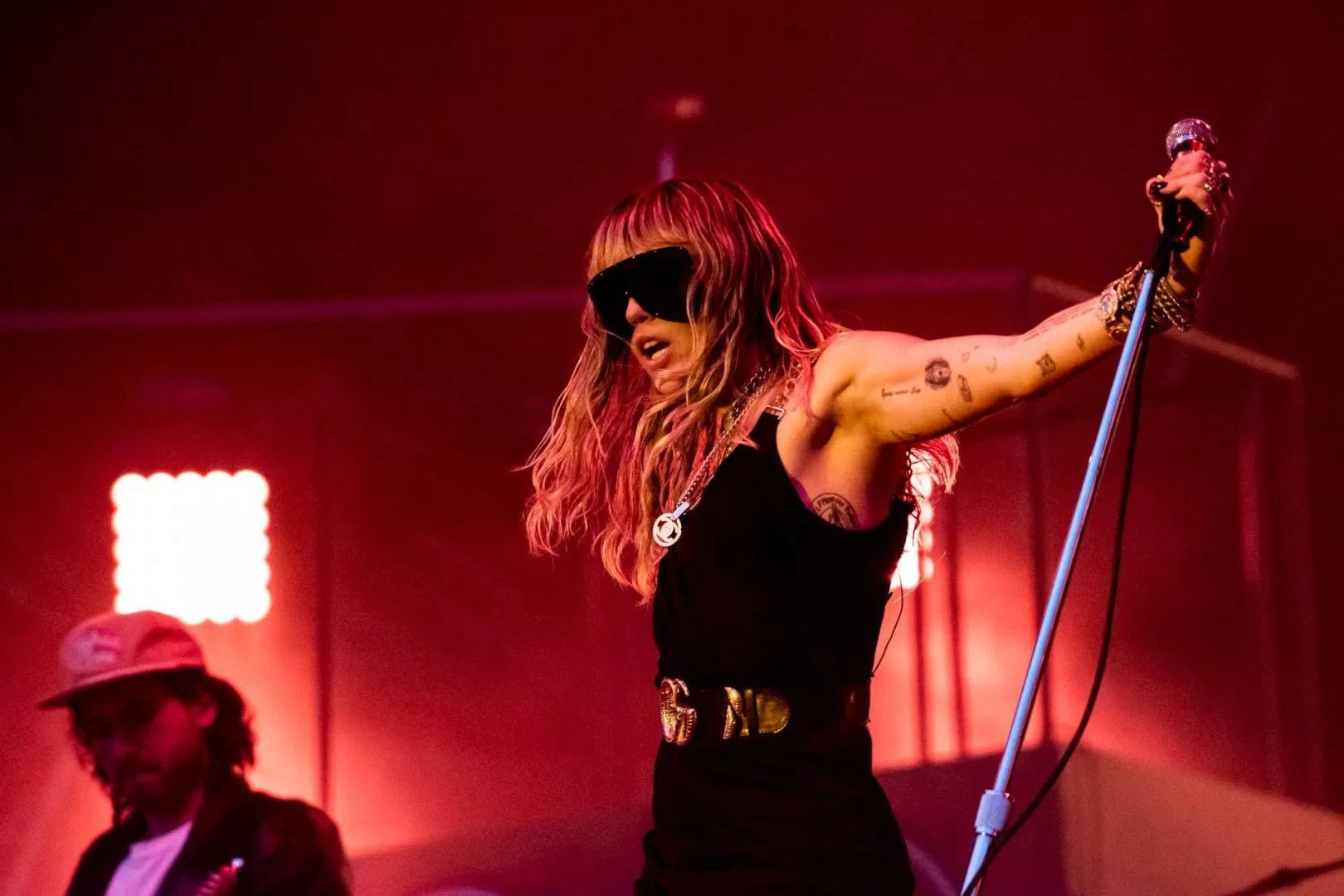 miley-cyrus-sexy-on-stage06