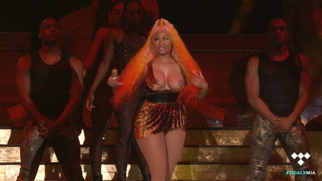 nicki-minaj-seins-nus-concert-made-in-america-septembre-2018-01